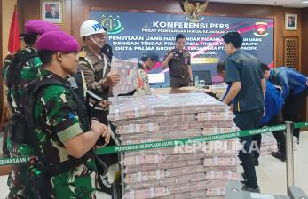 In Picture: Penampakan Tumpukan Uang Rp450 Miliar Kasus TPPU Duta Palma 