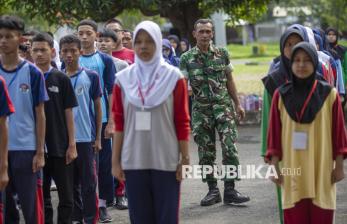 In Picture: Anggota TNI Beri Pelatihan Baris Berbaris saat MPLS di SMAN 1 Indramayu