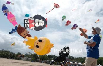 Kreasi Layangan Berbagai Bentuk Hiasi Langit Pantai Mertasari 