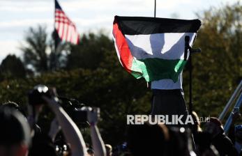 Momen Brendan Yates Kibarkan Bendera Palestina di Konser Amal Turnstile