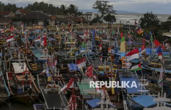 In Picture: Imbas Gelombang Tinggi, Nelayan di Pandeglang Pilih Tidak Melaut