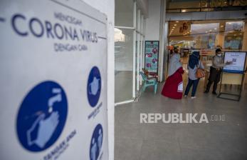 Petugas menunjukkan cara penggunaan aplikasi PeduliLindungi kepada warga yang akan memasuki kawasan pusat perbelanjaan di Palu, Sulawesi Tengah, Rabu (8/9/2021). Mulai 7 September 2021, pemerintah mewajibkan fasilitas publik termasuk pusat perbelanjaan untuk menerapkan protokol kesehatan tambahan yaitu wajib vaksin COVID-19 yang akan dideteksi melalui skrining melalui aplikasi PeduliLindungi. 