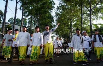 In Picture: Ratusan Peserta Ikuti Jalan Sehat Sarungan di Tangerang