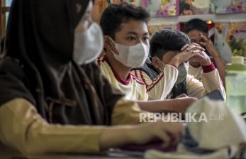 Sejumlah pelajar mengikuti pembelajaran tatap muka di SDN 037 Sabang, Jalan Sabang, Kota Bandung. Pemerintah bakal mengatur kriteria persekolahan dalam draf Rancangan Undang-Undang Sistem Pendidikan Nasional (RUU Sisdiknas) yang terdiri dari tiga sub jalur yakni pra persekolahan, persekolahan (umum atau biasa) dan persekolahan mandiri. RUU Sisdiknas tersebut ditargetkan dapat masuk ke Program Legislasi Nasional (Prolegnas) Prioritas. (Ilustrasi)