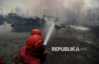 In Picture: 13 Kapal Nelayan Terbakar di Pelabuhan Tegal