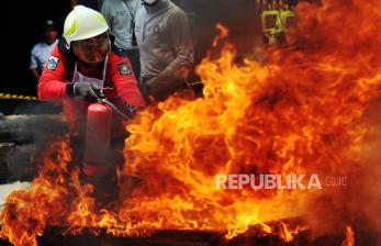 Keseruan Kompetisi Adu Ketangkasan Relawan Pemadam Kebakaran