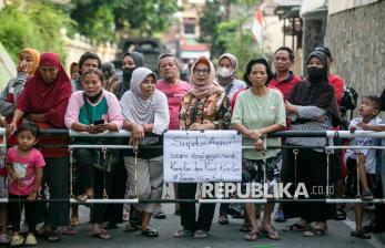 Aksi Ibu-ibu Jaga Lingkungan dari Demo Anarkis
