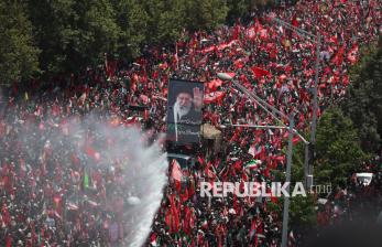Lautan Pelayat Antar Ayatollah Ali Khamenei ke Peristirahatan Terakhir