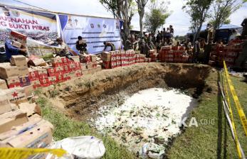 Pemkot dan Polresta Gorontalo Musnahkan 19.754 Botol Miras Ilegal
