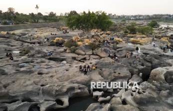 Sungai Jeneberang Mengering, Warga Nikmati Wisata Dadakan di Dasar Sungai