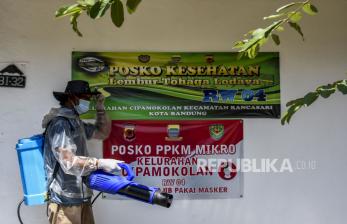 Petugas menyemprotkan cairan disinfektan di area Posko Kesehatan RW 04, Kelurahan Cipamokolan, Kecamatan Rancasari, Kota Bandung, Selasa (11/5). Warga RW 04, Kelurahan Cipamokolan, Kecamatan Rancasari mengubah salah satu rumah warga yang tidak terpakai menjadi posko kesehatan yang juga berfungsi sebagai ruang isolasi bagi pemudik yang lolos dari penyekatan petugas selama larangan mudik Lebaran 2021. Foto: Republika/Abdan Syakura