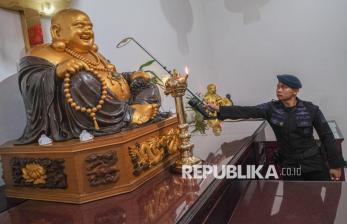 Sat Brimob Polda Sultra Lakukan Sterilisasi Wihara Jelang Imlek 