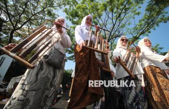 Ribuan Nada Angklung Bergema di Jantung Kota Bandung