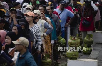 In Picture: Operasi Pasar Gas Elpiji 3 Kilogram di Batam Diserbu Warga