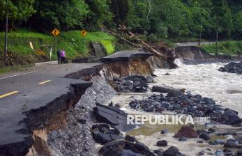 Jalan Padang-Bukittinggi Putus Total Akibat Banjir Bandang dan Longsor