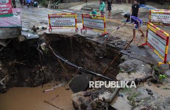 In Picture: Terdampak Banjir, Jalan Penghubung di Kabupaten Malang Ambles