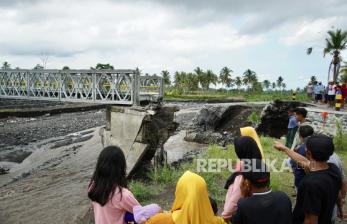 In Picture: Jembatan Putus Akibat Banjir Lahar Hujan Gunung Semeru
