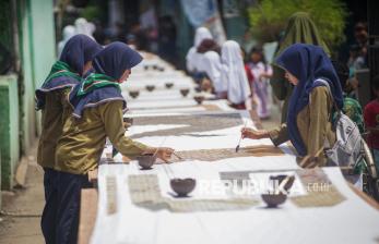 Kreasi Batik dengan Pewarna Alam di Atas Kain Sepanjang 116 Meter