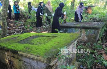 In Picture: Aksi Pembersihan Makam Situs Sejarah di Aceh Barat