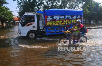 Hujan Deras Guyur Semarang, Jalur Pantura di Jalan Kaligawe Tergenang Banjir 