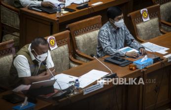 Wamenkes Dante Saksono Harbuwono (kanan) bersama Kepala Badan Nasional Penanggulangan Bencana (BNPB) Letjen TNI Ganip Warsito (kiri) mengikuti rapat kerja bersama Komisi IX DPR di Kompleks Parlemen, Senayan, Jakarta, Kamis (27/5/2021). Raker tersebut membahas persiapan sistem kesehatan nasional sebagai antisipasi lonjakan kasus COVID-19 pascalibur Idul Fitri 1442 H/2021 M. 