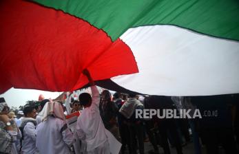 Peserta aksi dari Forum Umat Islam membawa bendera raksasa Palestina saat Indonesia Turun Tangan Bantu Palestina di Titik Nol Yogyakarta, Jumat (13/10/2023). Pada aksi damai menyikapi pertempuran Israel-Palestina ini mereka menyerukan Pemerintah untuk ikut membantu Palestina dengan menggalang bantuan internasional. Selain itu, mereka juga melakukan penggalangan dana untuk membantu perjuangan rakyat Palestina. Pada akhir aksi peserta berdoa qunut nazilah bersamaan dengan Shalat Ashar berjamaah di lokasi aksi.