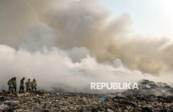 Petugas Berjibaku Padamkan Kebakaran TPA Jatiwaringin