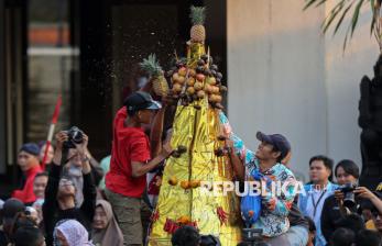 Semarak Grebeg Maulud di TMII, Warga Berebut Gunungan Buah dan Sayuran