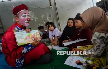 Aksi Mendongeng Badut Syariah, Ajarkan Nilai Islam untuk Anak-anak dengan Gaya Menghibur