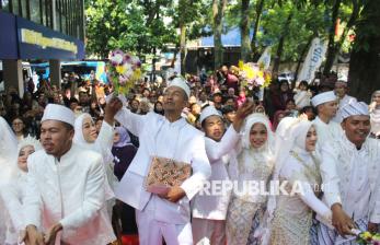 In Picture: Senyum Bahagia Pasangan Pengantin saat Ikuti Nikah Massal Gratis di Bandung