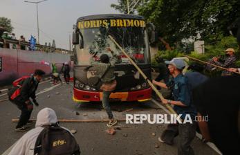 Ricuh Aksi Demo 25 Agustus: Bus Polisi Dirusak, Motor Dibakar