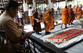 Biksu dari Empat Negara Ziarah ke Makam Gus Dur Jelang Perayaan Waisak  