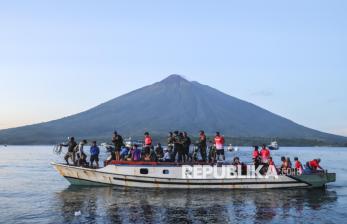 Kapal Kayu jadi Transportasi Satu-satunya Warga Pulau Hiri untuk Menyeberang