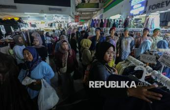 Jelang Ramadhan, Pusat Grosir Pasar Tanah Abang Diserbu Pembeli