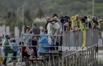 Sejumlah warga saat menonton perhelatan WSBK di Pertamina Mandalika International Street Circuit, Lombok Tengah, Nusa Tenggara Barat, Ahad (21/11). Antusiasme warga untuk menonton perhelatan itu tetap tinggi meskipun hujan deras mengguyur sirkuit tersebut. Republika/Putra M. Akbar