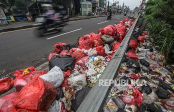 Miris, Tumpukan Sampah Plastik Penuhi Trotoar di Jalan Raya Bogor
