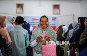 In Picture: Senyum Warga Serang Terima Bansos PKH