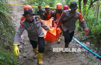 In Picture: Dua Jenazah Korban Longsor Trenggalek Berhasil Ditemukan
