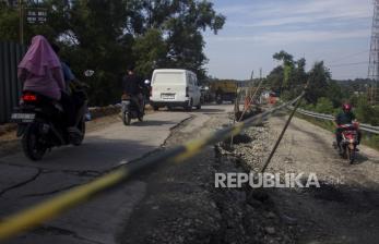 In Picture: Jalan Raya Loji Karawang Amblas, Sistem Buka Tutup Diberlakukan