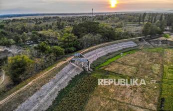 In Picture: Dampak Kemarau, Waduk Perning Nganjuk Mengering