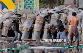 In Picture: Demonstran Tolak UU TNI di Surabaya Bentrok dengan Aparat