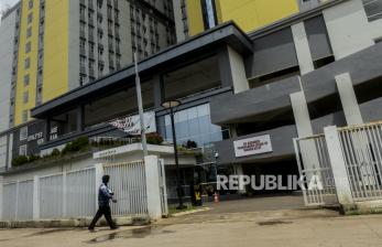 Warga saat akan memasuki Wisma Atlet Kemayoran yang difungsikan sebagai rumah sakit darurat di Jakarta, Selasa (14/4). Pemerintah akan mempersiapkan tiga tower tambahan di Wisma Atlet Kemayoran yaitu, tower 2, 4 dan 5, untuk menambah daya tampung Rumah Sakit Darurat COVID-19