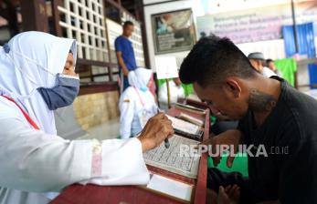 Seorang warga binaan pemasyarakatan didampingi penyuluh agama belajar mengaji di pelataran Masjid At Taubah dalam Lembaga Pemasyarakatan (Lapas) Kelas IIA, UPT Kanwil Kemenkumham Gorontalo, Kota Gorontalo, Gorontalo, Senin (3/4/2023).  Seksi bimbingan narapidana dan anak didik (Binadik) dan takmirul masjid menjalankan program belajar mengaji dan tadarus bagi warga binaan saat bulan Ramadhan dengan menggandeng penyuluh agama dari Kementerian Agama Kota Gorontalo.  