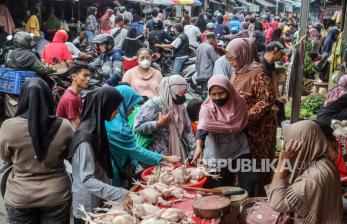 In Picture: Jelang Idul Adha, Warga Serbu Pasar Tradisional