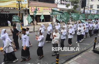 In Picture: Ratusan Santri di Tasikmalaya Ikuti Karnaval Peringati Isra Miraj