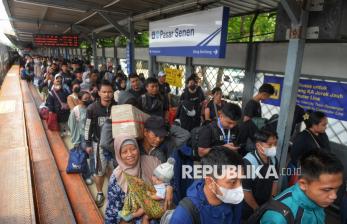 Stasiun Pasar Senen Dipadati Penumpang Arus Balik Libur Nataru
