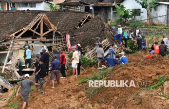 Longsor Timbun Dua Rumah Warga di Ponorogo