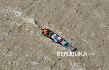 Petugas Gabungan Berjibaku Distribusikan Bantuan untuk Korban Banjir Bandang di Nagan Raya