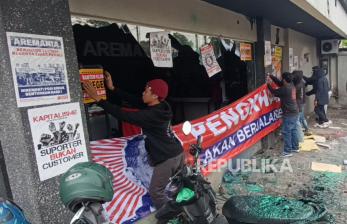In Picture: Kantor Arema FC Dirusak Pendemo