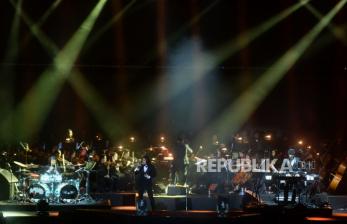 Grup musik Dewa 19 tampil bersama vokalis Virzha (tengah) dalam konser bertajuk Dewa 19 - A Night At The Orchestra Episode 2 di Jakarta International Velodrome, Jakarta, Sabtu (10/12/2022). Dalam penampilannya tersebut, Dewa 19 membawakan sejumlah lagu diantaranya Roman Picisan, Tangis Terakhir, Risalah Hati, Kirana dan Elang. Republika/Putra M. Akbar